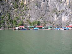 La baie d'Halong avec Maisons de Pécheurs